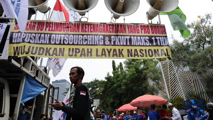Masa dari kalangan buruh mulai membubarkan diri di depan Gedung Plaza UOB, Jalan M.H Thamrin, Kamis, (24/9/2026).(CNBC Indonesia/Muhammad Sabki)