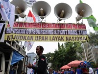 Masa dari kalangan buruh mulai membubarkan diri di depan Gedung Plaza UOB, Jalan M.H Thamrin, Kamis, (24/9/2026).(CNBC Indonesia/Muhammad Sabki)