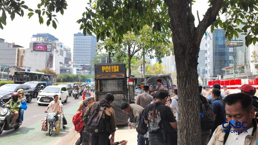 Menjelang aksi buruh sejumlah kepolisian berjaga di depan gedung Bank UOB, Jakarta, Kamis (24/9/2026). (CNBC Indonesia/Emir Yanwardhana) Foto: Menjelang aksi buruh sejumlah kepolisian berjaga di depan gedung Bank UOB, Jakarta, Kamis (24/9/2026). (CNB