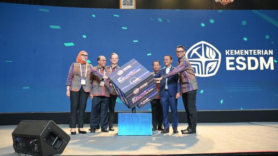 Menteri Energi dan Sumber Daya Mineral (ESDM), Bahlil Lahadalia (kedua dari kanan), Plt. Direktur Jenderal Ketenagalistrikan Kementerian ESDM, Tri Winarno (ketiga dari kanan), Ketua Dewan Pengawas Masyarakat Ketenagalistrikan Indonesia (MKI), Darmawa