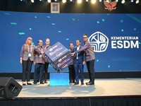 Menteri Energi dan Sumber Daya Mineral (ESDM), Bahlil Lahadalia (kedua dari kanan), Plt. Direktur Jenderal Ketenagalistrikan Kementerian ESDM, Tri Winarno (ketiga dari kanan), Ketua Dewan Pengawas Masyarakat Ketenagalistrikan Indonesia (MKI), Darmawa