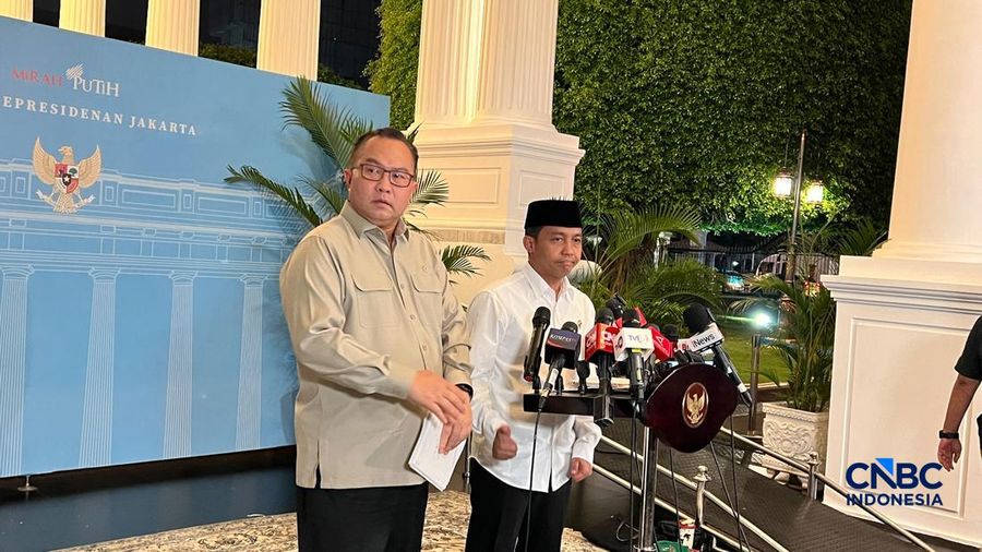 Menteri Kehutanan, Raja Juli Antoni menyampaikan keterangan kepada awak media usai melakukan pertemuan dengan Presiden Prabowo Subianto di Istana Negara, Kamis (24/9/2026). (CNBC Indonesia/Emir Yanwardhana)