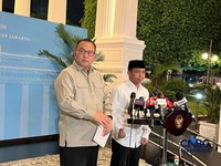 Menteri Kehutanan, Raja Juli Antoni menyampaikan keterangan kepada awak media usai melakukan pertemuan dengan Presiden Prabowo Subianto di Istana Negara, Kamis (24/9/2026). (CNBC Indonesia/Emir Yanwardhana)