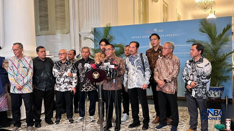 Menteri Pendidikan Tinggi Sains dan Teknologi (Mendiktisaintek) Brian Yuliarto saat menyampaikan keterangan kepada awak media di Istana Negara, Kamis (24/9/2026). (CNBC Indonesia/Emir Yanwardhana)