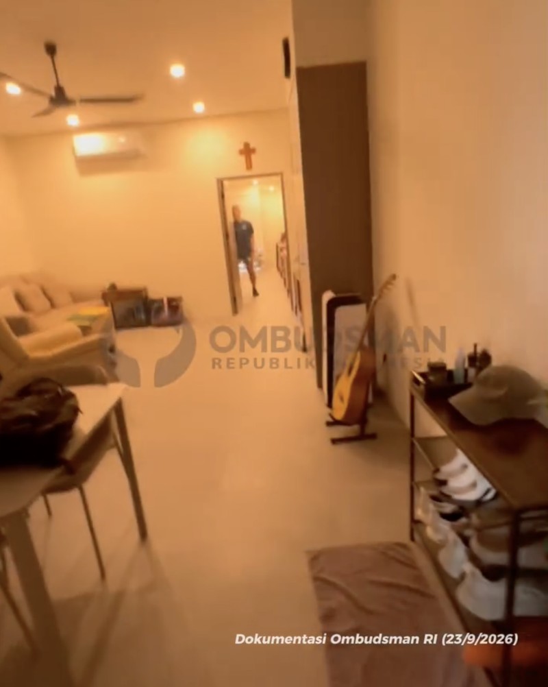 Ombudsman Republik Indonesia (ORI) menemukan sejumlah bangunan mewah dengan fasilitas lengkap yang diduga dihuni warga binaan di dekat rumah dinas Kepala Lembaga Pemasyarakatan (Lapas) Kelas IIA Cibinong, Pondok Rajeg, Kabupaten Bogor, Jawa Barat, Rabu (23/9/2026). (Instagram/ombudsmanri137)