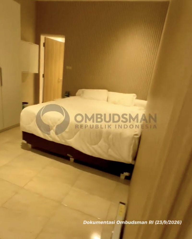 Ombudsman Republik Indonesia (ORI) menemukan sejumlah bangunan mewah dengan fasilitas lengkap yang diduga dihuni warga binaan di dekat rumah dinas Kepala Lembaga Pemasyarakatan (Lapas) Kelas IIA Cibinong, Pondok Rajeg, Kabupaten Bogor, Jawa Barat, Rabu (23/9/2026). (Instagram/ombudsmanri137)