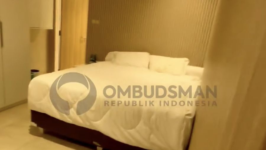 Ombudsman Republik Indonesia (ORI) menemukan sejumlah bangunan mewah dengan fasilitas lengkap yang diduga dihuni warga binaan di dekat rumah dinas Kepala Lembaga Pemasyarakatan (Lapas) Kelas IIA Cibinong, Pondok Rajeg, Kabupaten Bogor, Jawa Barat, Rabu (23/9/2026).
