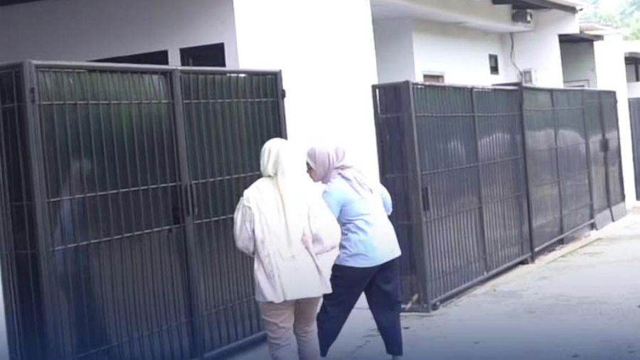 Ombudsman Republik Indonesia (ORI) menemukan sejumlah bangunan mewah dengan fasilitas lengkap yang diduga dihuni warga binaan di dekat rumah dinas Kepala Lembaga Pemasyarakatan (Lapas) Kelas IIA Cibinong, Pondok Rajeg, Kabupaten Bogor, Jawa Barat, Ra