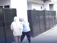 Ombudsman Republik Indonesia (ORI) menemukan sejumlah bangunan mewah dengan fasilitas lengkap yang diduga dihuni warga binaan di dekat rumah dinas Kepala Lembaga Pemasyarakatan (Lapas) Kelas IIA Cibinong, Pondok Rajeg, Kabupaten Bogor, Jawa Barat, Ra