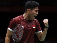 Pemain Indonesia Moh Zaki Ubaidillah bereaksi saat bertanding melawan pemain China Hongyang Weng pada final beregu putra bulu tangkis Asian Games Aichi-Nagoya 2026, di Ichinomiya City Municipal Gymnasium, Ichinomiya, Jepang, (24/9/2026). (REUTERS/Elo