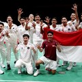 Pemain Indonesia Moh Zaki Ubaidillah merayakan kemenangan bersama rekan-rekannya setelah mengalahkan pemain China Hongyang Weng dan memastikan medali emas nomor beregu putra bulu tangkis Asian Games Aichi-Nagoya 2026, di Ichinomiya City Municipal Gym