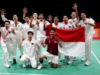 Pemain Indonesia Moh Zaki Ubaidillah merayakan kemenangan bersama rekan-rekannya setelah mengalahkan pemain China Hongyang Weng dan memastikan medali emas nomor beregu putra bulu tangkis Asian Games Aichi-Nagoya 2026, di Ichinomiya City Municipal Gym