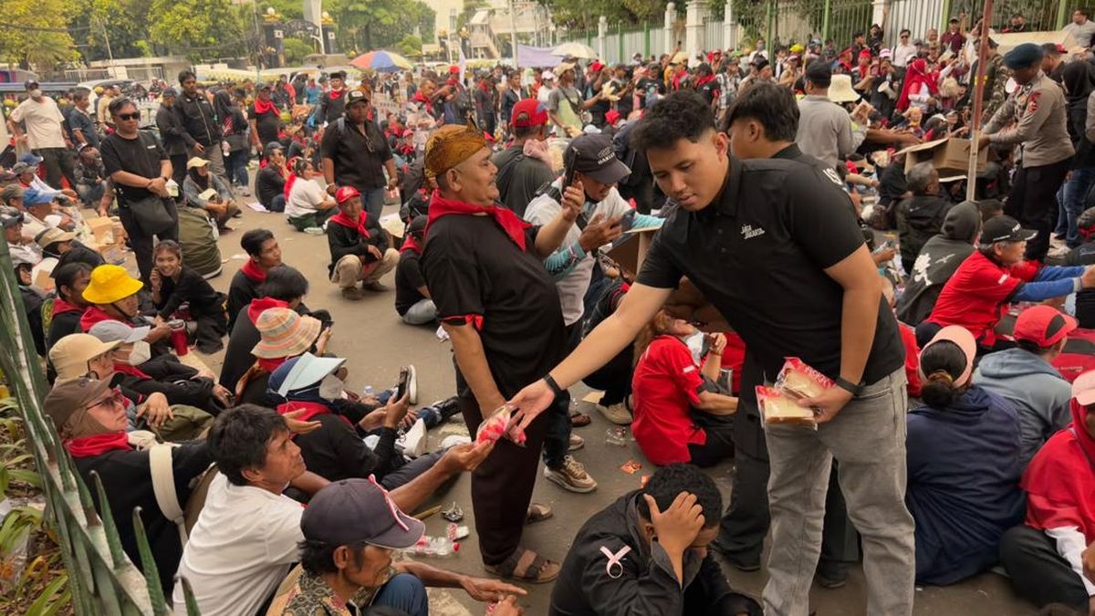 Momen Satgas Gakkum Polda Metro Bagikan Roti dan Air Mineral ke Massa Aksi — NadiKabar.com