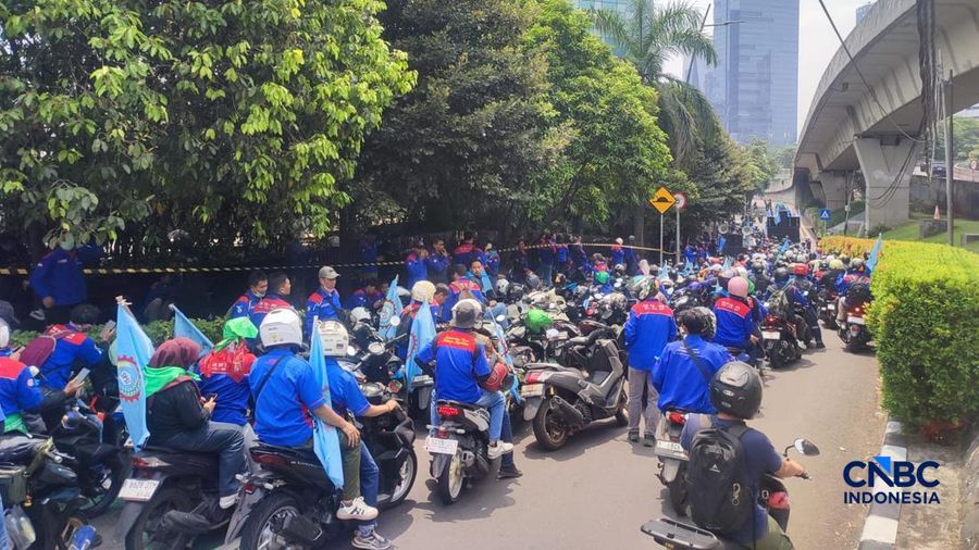 Sejumlah buruh mulai memadati jalan menuju ruas jalan Jend. Sudirman, Jakarta jelang aksi demo buruh di Jakarta, Kamis (24/9/2026).