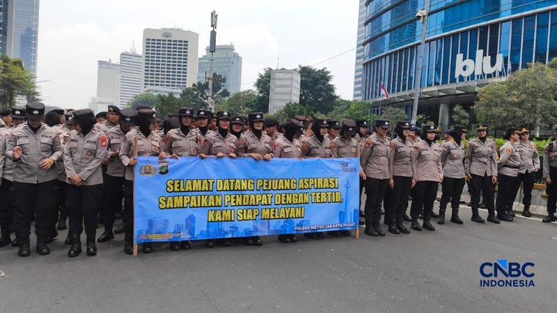 Polisi sudah berjaga sembari membentangkan spanduk bertuliskan