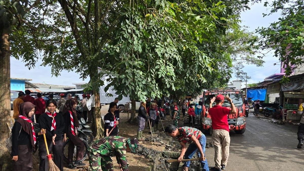 Polisi-TNI dan Mahasiswa Gerak Bersama Bersihkan Pasar di Pelalawan Riau