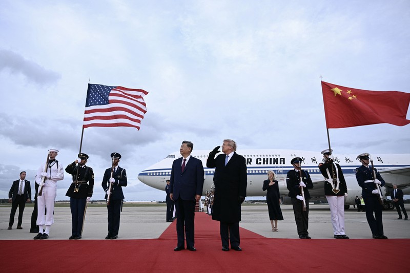 Presiden AS Donald Trump dan Ibu Negara Melania Trump menyambut Presiden China Xi Jinping dan istrinya, Peng Liyuan, saat tiba di Joint Base Andrews di Maryland, AS, Rabu (23/9/2026). (Kent NISHIMURA / AFP)