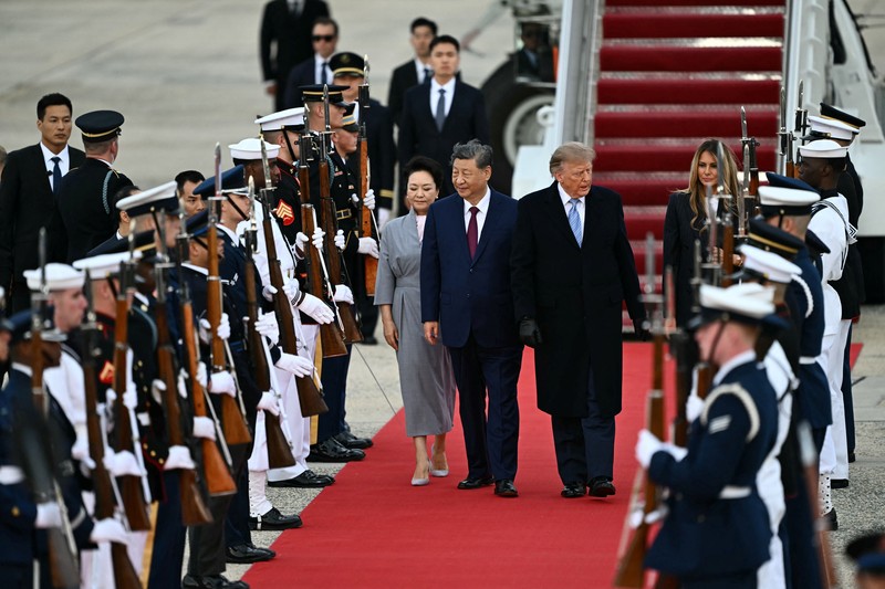 Presiden AS Donald Trump dan Ibu Negara Melania Trump menyambut Presiden China Xi Jinping dan istrinya, Peng Liyuan, saat tiba di Joint Base Andrews di Maryland, AS, Rabu (23/9/2026). (Kent NISHIMURA / AFP)