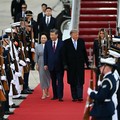 Presiden AS Donald Trump dan Ibu Negara Melania Trump menyambut Presiden China Xi Jinping dan istrinya, Peng Liyuan, saat tiba di Joint Base Andrews di Maryland, AS, Rabu (23/9/2026). (Kent NISHIMURA / AFP)