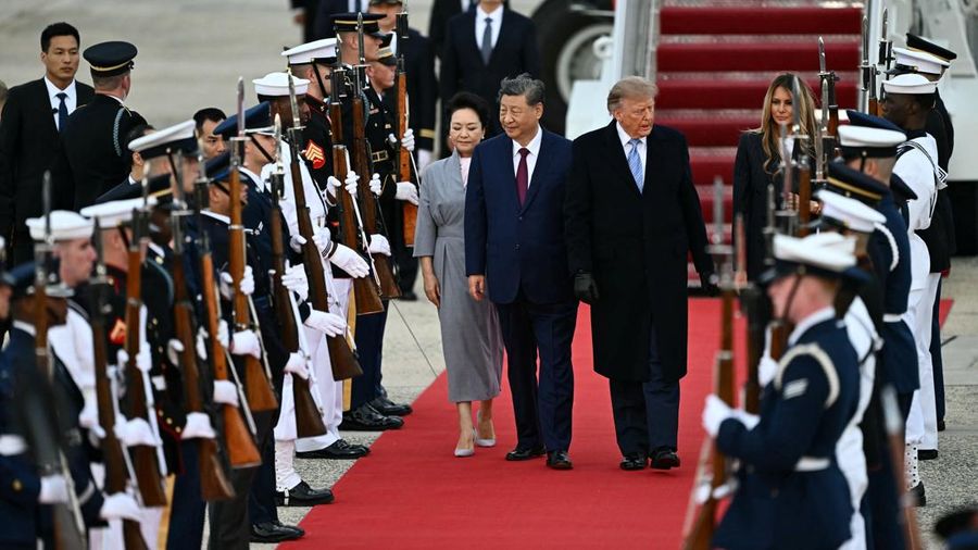 Presiden AS Donald Trump dan Ibu Negara Melania Trump menyambut Presiden China Xi Jinping dan istrinya, Peng Liyuan, saat tiba di Joint Base Andrews di Maryland, AS, Rabu (23/9/2026). (Kent NISHIMURA / AFP)