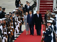 Presiden AS Donald Trump dan Ibu Negara Melania Trump menyambut Presiden China Xi Jinping dan istrinya, Peng Liyuan, saat tiba di Joint Base Andrews di Maryland, AS, Rabu (23/9/2026). (Kent NISHIMURA / AFP)