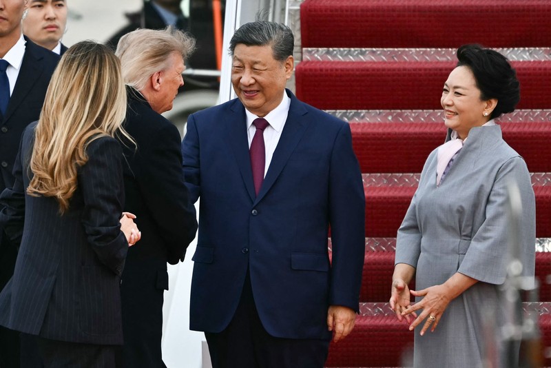 Presiden AS Donald Trump dan Ibu Negara Melania Trump menyambut Presiden China Xi Jinping dan istrinya, Peng Liyuan, saat tiba di Joint Base Andrews di Maryland, AS, Rabu (23/9/2026). (Kent NISHIMURA / AFP)
