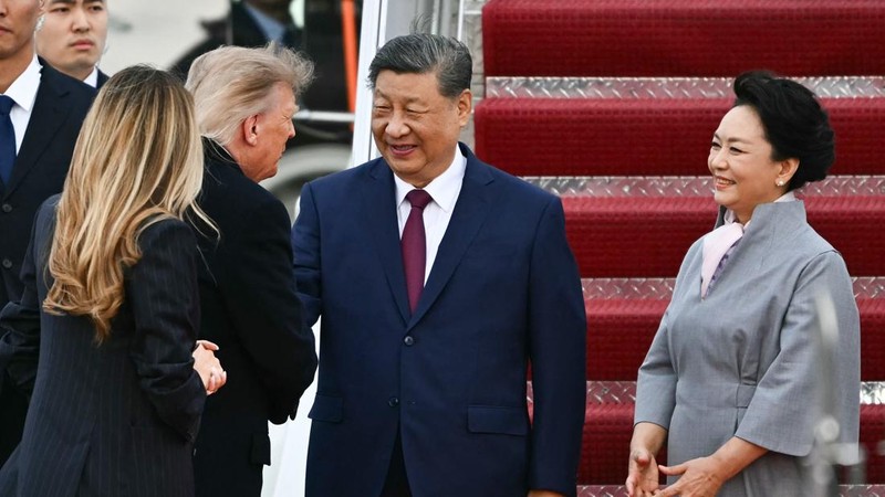 Presiden AS Donald Trump dan Ibu Negara Melania Trump menyambut Presiden China Xi Jinping dan istrinya, Peng Liyuan, saat tiba di Joint Base Andrews di Maryland, AS, Rabu (23/9/2026). (Kent NISHIMURA / AFP)