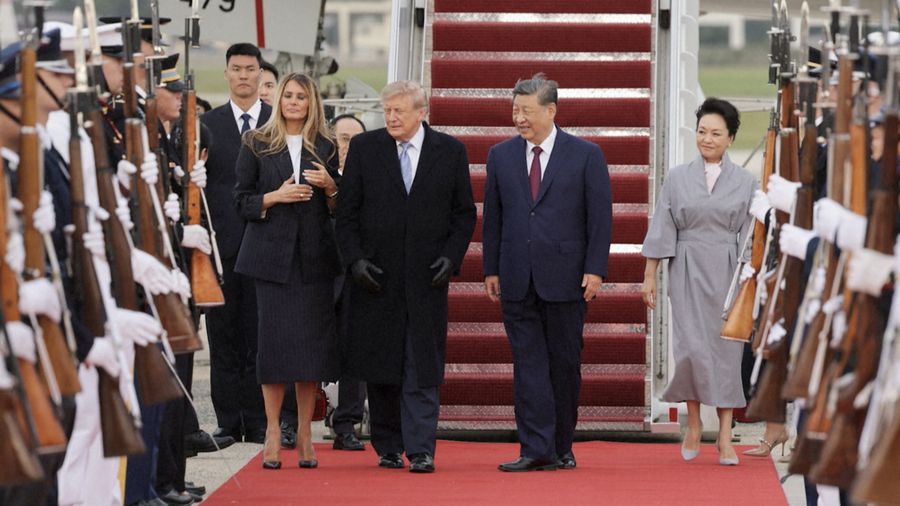 Presiden AS Donald Trump dan Ibu Negara Melania Trump menyambut Presiden China Xi Jinping dan istrinya, Peng Liyuan, saat tiba di Joint Base Andrews di Maryland, AS, Rabu (23/9/2026). (Tangkapan Layar Video/REUTERS)