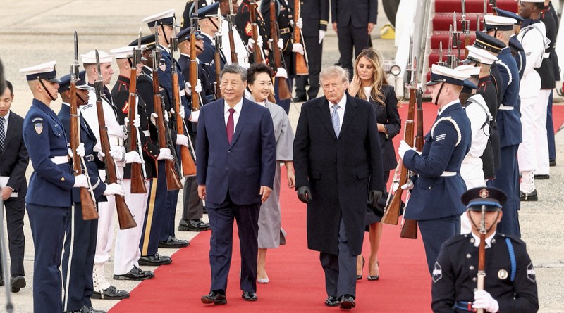 Presiden AS Donald Trump dan Ibu Negara Melania Trump menyambut Presiden China Xi Jinping dan istrinya, Peng Liyuan, saat tiba di Joint Base Andrews di Maryland, AS, Rabu (23/9/2026). (Kent NISHIMURA / AFP)