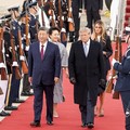 Presiden AS Donald Trump dan Ibu Negara Melania Trump menyambut Presiden China Xi Jinping dan istrinya, Peng Liyuan, saat tiba di Joint Base Andrews di Maryland, AS, Rabu (23/9/2026). (Tangkapan Layar Video/REUTERS)