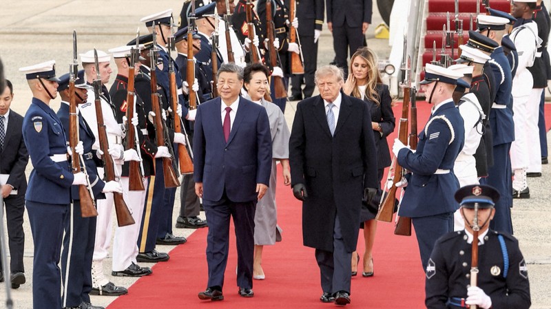 Presiden AS Donald Trump dan Ibu Negara Melania Trump menyambut Presiden China Xi Jinping dan istrinya, Peng Liyuan, saat tiba di Joint Base Andrews di Maryland, AS, Rabu (23/9/2026). (Tangkapan Layar Video/REUTERS)