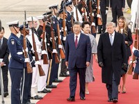 Presiden AS Donald Trump dan Ibu Negara Melania Trump menyambut Presiden China Xi Jinping dan istrinya, Peng Liyuan, saat tiba di Joint Base Andrews di Maryland, AS, Rabu (23/9/2026). (Tangkapan Layar Video/REUTERS)