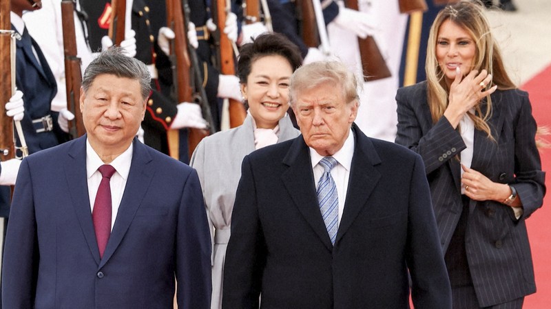 Presiden AS Donald Trump dan Ibu Negara Melania Trump menyambut Presiden China Xi Jinping dan istrinya, Peng Liyuan, saat tiba di Joint Base Andrews di Maryland, AS, Rabu (23/9/2026). (Kent NISHIMURA / AFP)