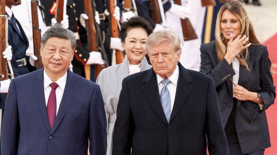 Presiden AS Donald Trump dan Ibu Negara Melania Trump menyambut Presiden China Xi Jinping dan istrinya, Peng Liyuan, saat tiba di Joint Base Andrews di Maryland, AS, Rabu (23/9/2026). (Tangkapan Layar Video/REUTERS)