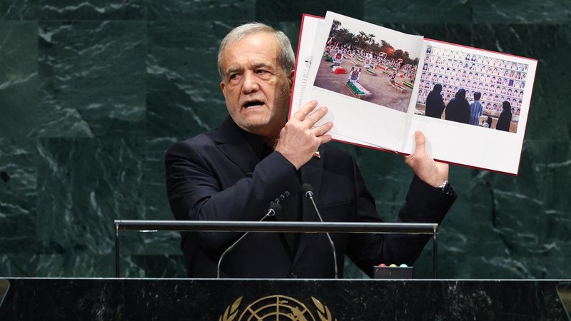 Presiden Iran Masoud Pezeshkian berbicara dalam Sidang Majelis Umum PBB ke-81 di Markas Besar PBB di New York, Rabu (23/9/2026). (AFP/TIMOTHY A. CLARY)