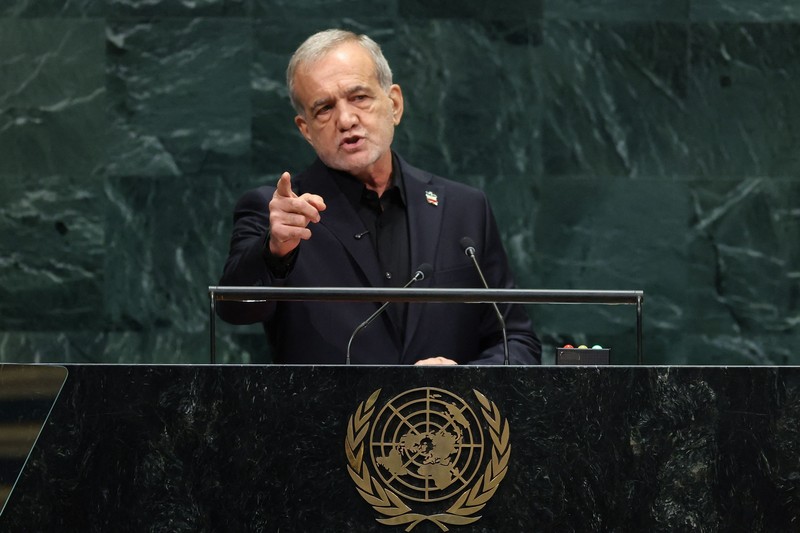 Presiden Iran Masoud Pezeshkian berbicara dalam Sidang Majelis Umum PBB ke-81 di Markas Besar PBB di New York, Rabu (23/9/2026). (AFP/TIMOTHY A. CLARY)