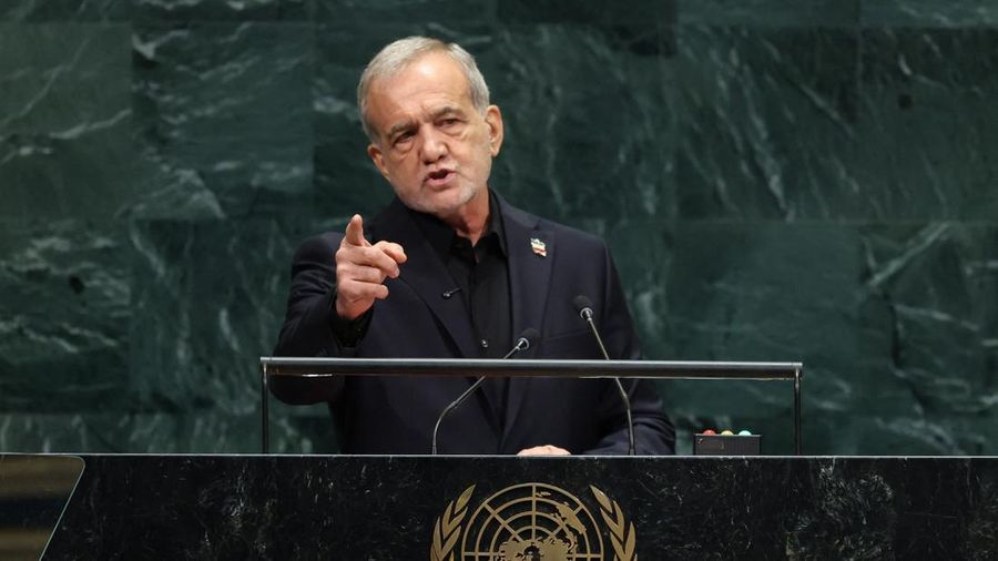 Presiden Iran Masoud Pezeshkian berbicara dalam Sidang Majelis Umum PBB ke-81 di Markas Besar PBB di New York, Rabu (23/9/2026). (AFP/TIMOTHY A. CLARY)