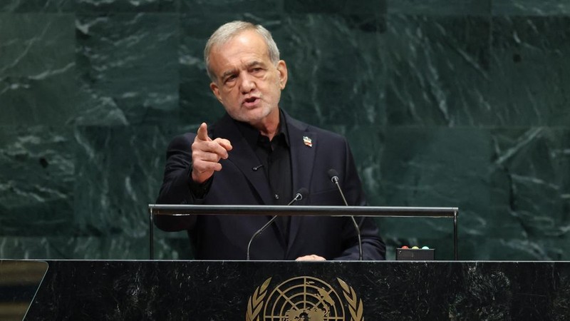 Presiden Iran Masoud Pezeshkian berbicara dalam Sidang Majelis Umum PBB ke-81 di Markas Besar PBB di New York, Rabu (23/9/2026). (AFP/TIMOTHY A. CLARY)