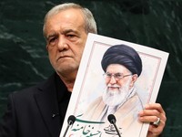 Momen Presiden Iran "Tampar" Trump di Markas PBB, Bawa Foto Khamenei