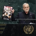 Presiden Iran Masoud Pezeshkian berbicara dalam Sidang Majelis Umum PBB ke-81 di Markas Besar PBB di New York, Rabu (23/9/2026). (AFP/TIMOTHY A. CLARY)