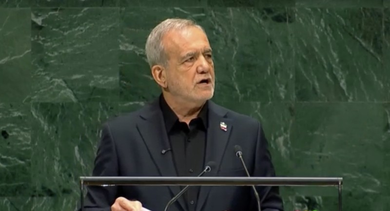 Presiden Iran Masoud Pezeshkian berbicara dalam Sidang Majelis Umum PBB ke-81 di Markas Besar PBB di New York, Rabu (23/9/2026). (AFP/TIMOTHY A. CLARY)
