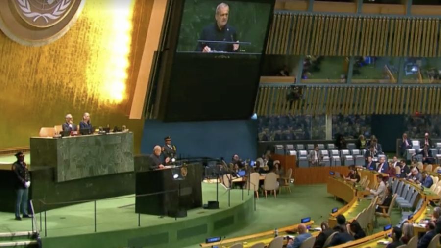 Presiden Iran Masoud Pezeshkian berbicara dalam Sidang Majelis Umum PBB ke-81 di Markas Besar PBB di New York, Rabu (23/9/2026). (Tangkapan Layar Video/REUTERS)