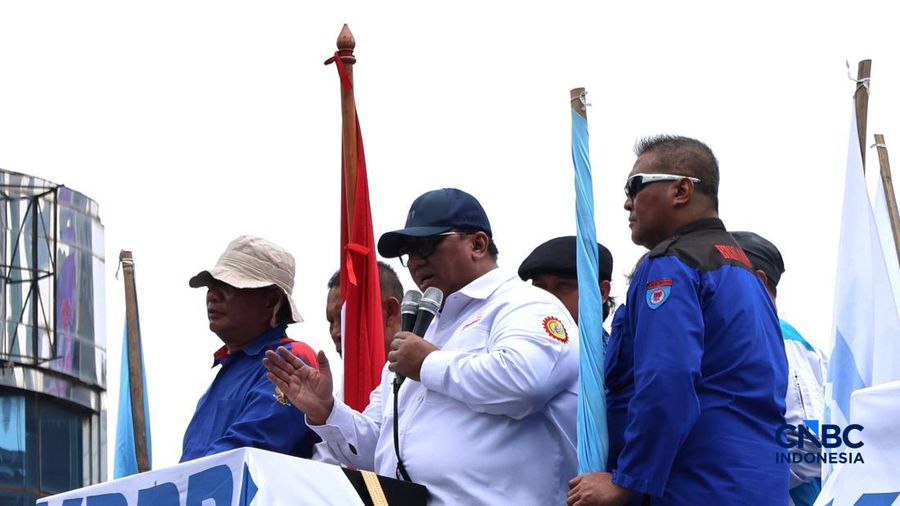 Presiden Konfederasi Serikat Pekerja Seluruh Indonesia (KSPSI) Andi Gani Nena Wea menyampaikan orasi saat aksi demo berlangsung di kawasan Jl. Thamrin, Jakarta, Kamis (24/9/2026).