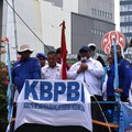 Presiden Konfederasi Serikat Pekerja Seluruh Indonesia (KSPSI) Andi Gani Nena Wea menyampaikan orasi saat aksi demo berlangsung di kawasan Jl. Thamrin, Jakarta, Kamis (24/9/2026). (CNBC Indonesia/Muhammad Sabki)