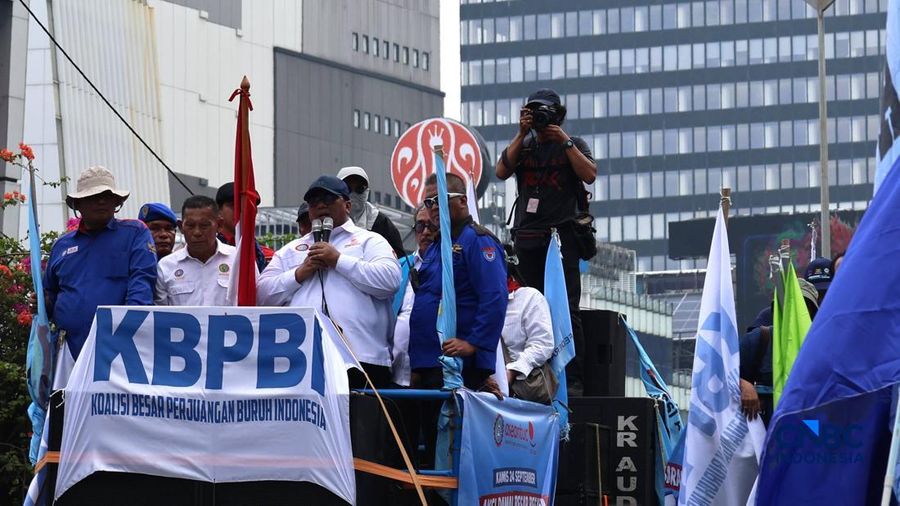 Presiden Konfederasi Serikat Pekerja Seluruh Indonesia (KSPSI) Andi Gani Nena Wea menyampaikan orasi saat aksi demo berlangsung di kawasan Jl. Thamrin, Jakarta, Kamis (24/9/2026). (CNBC Indonesia/Muhammad Sabki)