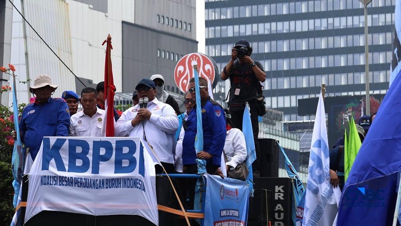 Presiden Konfederasi Serikat Pekerja Seluruh Indonesia (KSPSI) Andi Gani Nena Wea menyampaikan orasi saat aksi demo berlangsung di kawasan Jl. Thamrin, Jakarta, Kamis (24/9/2026).