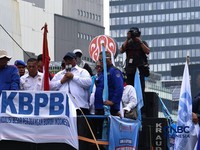 Presiden Konfederasi Serikat Pekerja Seluruh Indonesia (KSPSI) Andi Gani Nena Wea menyampaikan orasi saat aksi demo berlangsung di kawasan Jl. Thamrin, Jakarta, Kamis (24/9/2026). (CNBC Indonesia/Muhammad Sabki)
