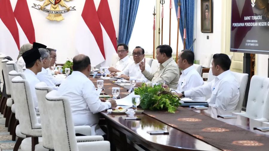 Presiden Prabowo Subianto memimpin rapat terbatas membahas percepatan penerapan pendidikan gratis di sekolah negeri, sebagai langkah memperluas akses pendidikan bagi masyarakat Indonesia.. (Instagram/sekretariat.kabiner)
