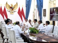 Presiden Prabowo Subianto memimpin rapat terbatas membahas percepatan penerapan pendidikan gratis di sekolah negeri, sebagai langkah memperluas akses pendidikan bagi masyarakat Indonesia.. (Instagram/sekretariat.kabiner)
