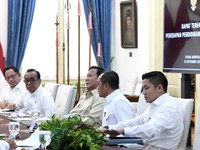 Presiden Prabowo Subianto memimpin rapat terbatas membahas percepatan penerapan pendidikan gratis di sekolah negeri, sebagai langkah memperluas akses pendidikan bagi masyarakat Indonesia.. (Instagram/sekretariat.kabiner)